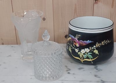 un vase et un verre posés sur une table