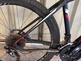 un vélo garé devant un bâtiment