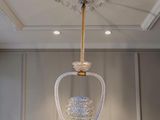 un lustre suspendu au plafond d'une pièce