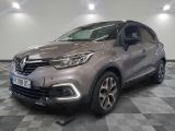 vue de face d'une voiture grise garée sur un sol à damier