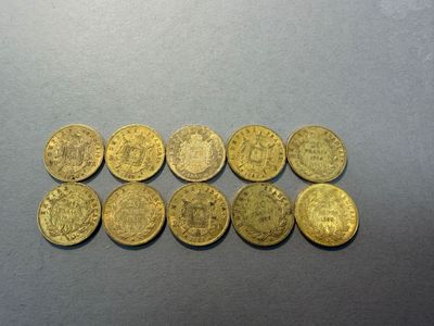 un tas de pièces d'or posé sur une table
