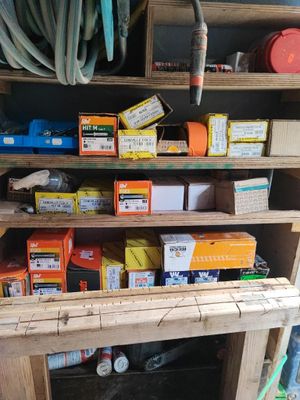 de nombreux outils de toutes sortes sur les étagères du garage