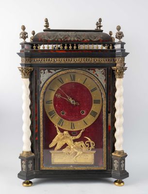 une horloge posée sur une table