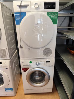 deux machines à laver placées l'une à côté de l'autre dans un magasin