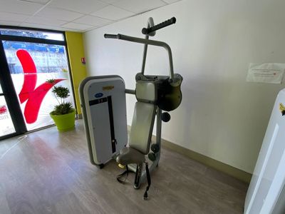 un appareil de musculation dans une pièce dotée d'une grande fenêtre