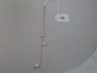 a picture of a necklace with pearls hanging from it