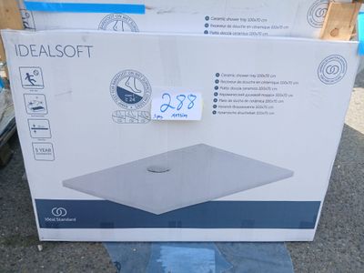 l'emballage d'un nouvel ordinateur portable dans une boîte posée par terre