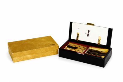 une boîte dorée ornée d'un miroir et une boîte dorée ornée d'un miroir