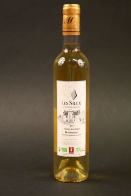 une bouteille de vin posée sur une table noire