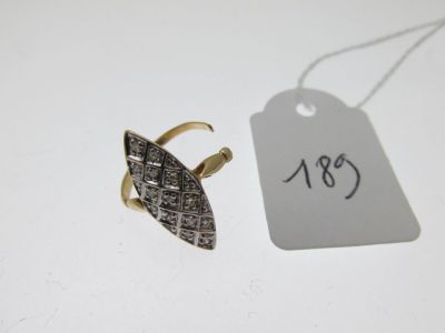 gros plan d'une bague à laquelle est attachée une étiquette