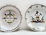 deux assiettes avec des motifs différents