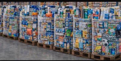 une grande quantité de boissons gazeuses empilées sur des palettes dans un magasin