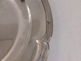 un plateau d'argent sur une table blanche avec un fond blanc