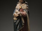 une statue de femme tenant un bébé dans ses bras