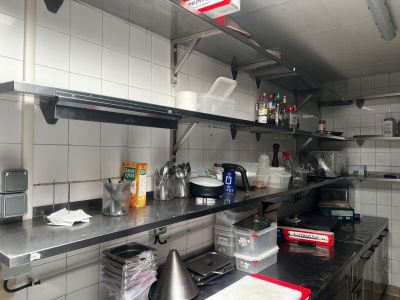 une grande cuisine avec beaucoup de plans de travail