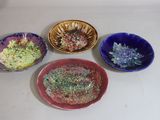 quatre bols de couleurs et de motifs différents posés sur la table