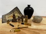 une table en bois sur laquelle sont posés un vase noir et d'autres objets
