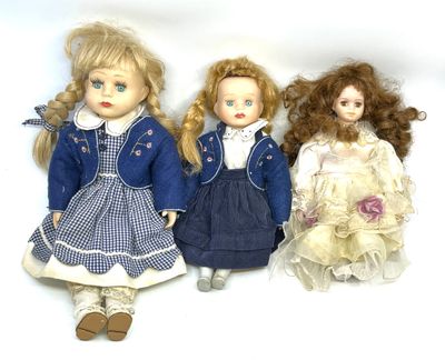 Ensemble de trois poupées à têtes, mains et jambes en biscui…