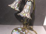 une lampe posée sur une table à côté d'un mur