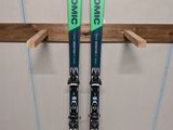 une paire de skis posée sur un support dans une pièce