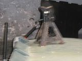 une machine qui découpe une feuille de papier posée sur une table