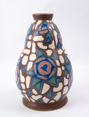 un vase orné d'un motif géométrique sur fond blanc