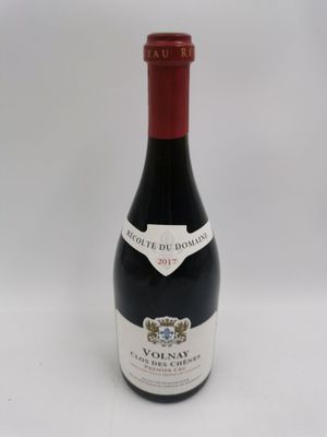 la bouteille de vin rouge est posée sur la table