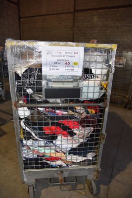 un chariot métallique contenant de nombreux articles dans un entrepôt