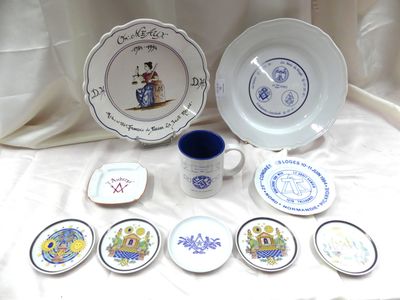 de nombreuses assiettes et tasses posées sur une table