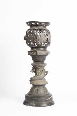 JAPON, XXe Importante lanterne de temple en bronze ajouré, o…