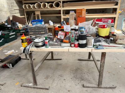 une table sur laquelle sont posés de nombreux outils