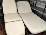 deux fauteuils inclinables blancs dans une pièce équipée d'étagères