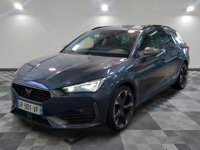 la voiture grise est garée sur le sol en damier d'un garage