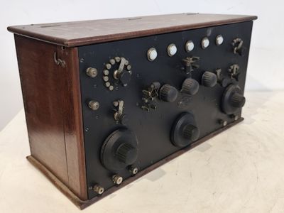 une radio à l'ancienne posée sur une table en bois