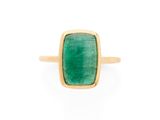 une bague en or sertie d'une émeraude au centre