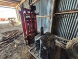 un chariot élévateur au milieu d'un tas de terre