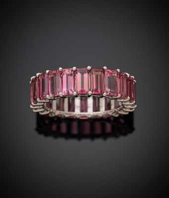 une bague à anneaux sertie d'une tourmaline rose et de diamants
