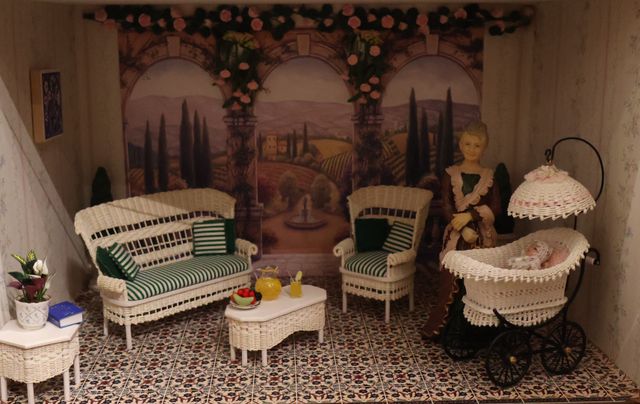 Diorama. Composition miniature, dans une vitrine en bois, vitre e...