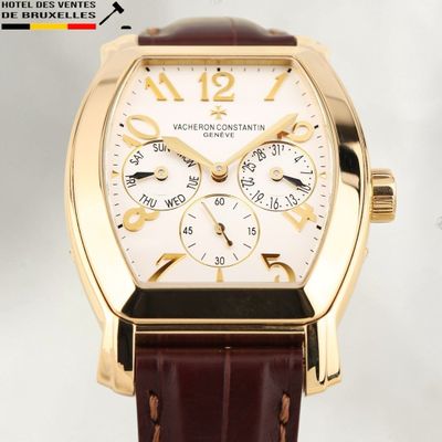 une image d'un gros plan d'une montre-bracelet avec un bracelet marron