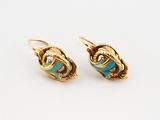 une photo d'une paire de boucles d'oreilles en or et turquoise