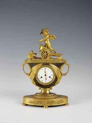 l'image d'une horloge en or posée sur une table