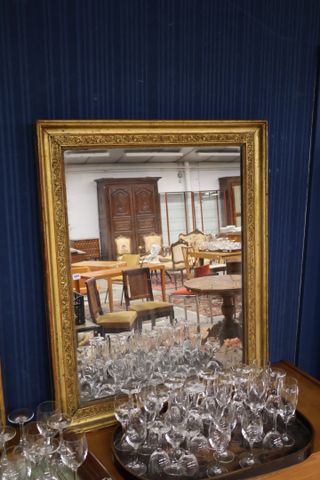 Miroir rectangulaire, cadre en bois et stuc doré. 91 X 75 cm