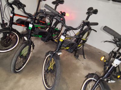 de nombreux vélos garés dans un garage
