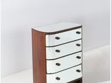 une photo d'une petite commode posée sur une surface blanche