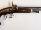 un vieux fusil accroché au mur d'une pièce