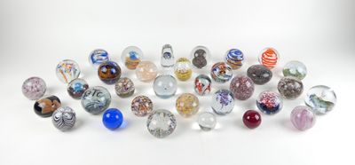 tout un tas de billes de verre posées sur la table