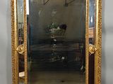 un grand miroir posé par terre