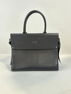 un sac à main en cuir noir sur fond blanc
