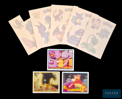 quatre cartes sur lesquelles figurent des Pokémon, sur fond noir