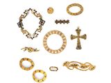 une image représentant une collection de bijoux en or et en argent sur fond blanc
